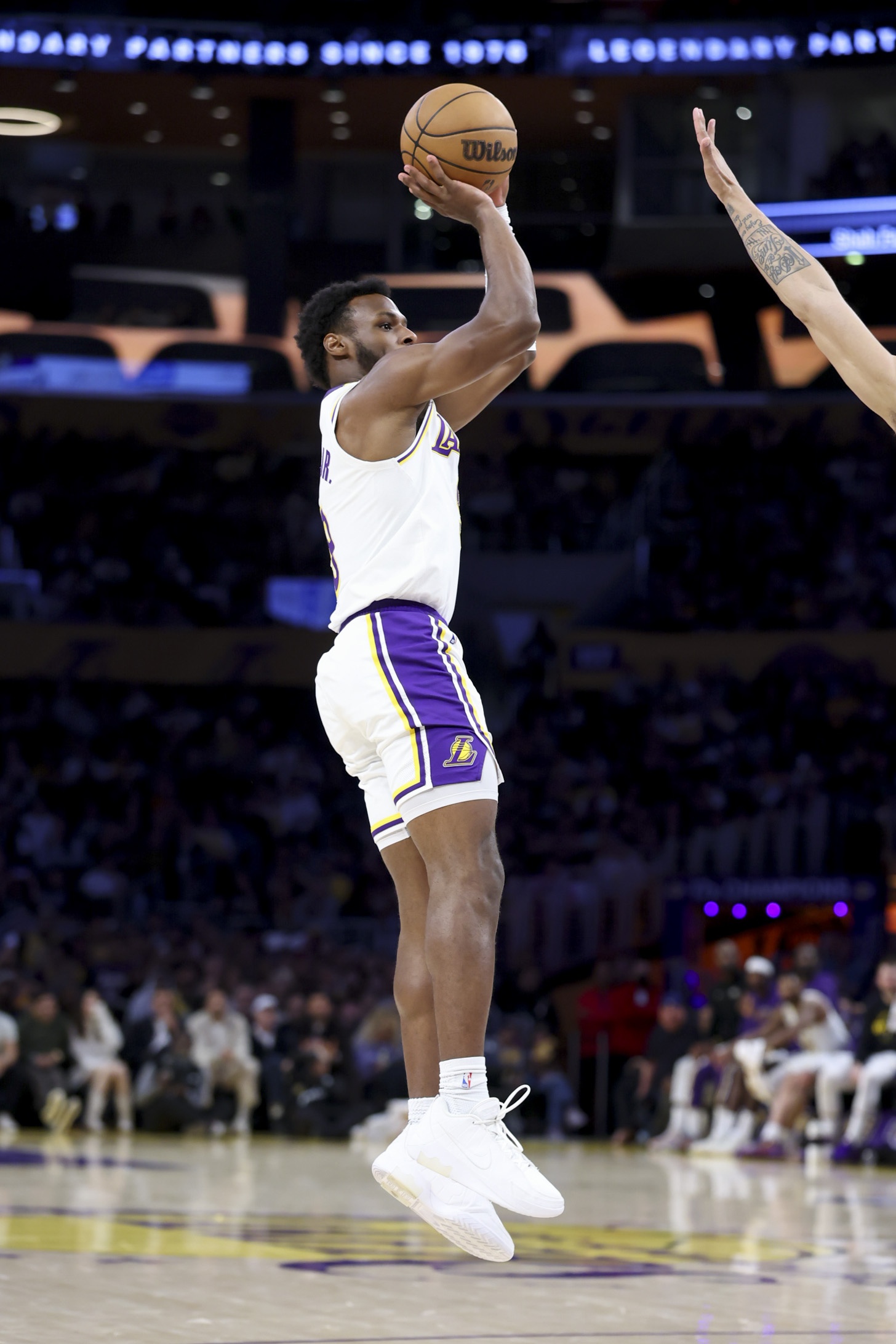 东契奇评布朗尼关键球 称其相比上赛季进步显著