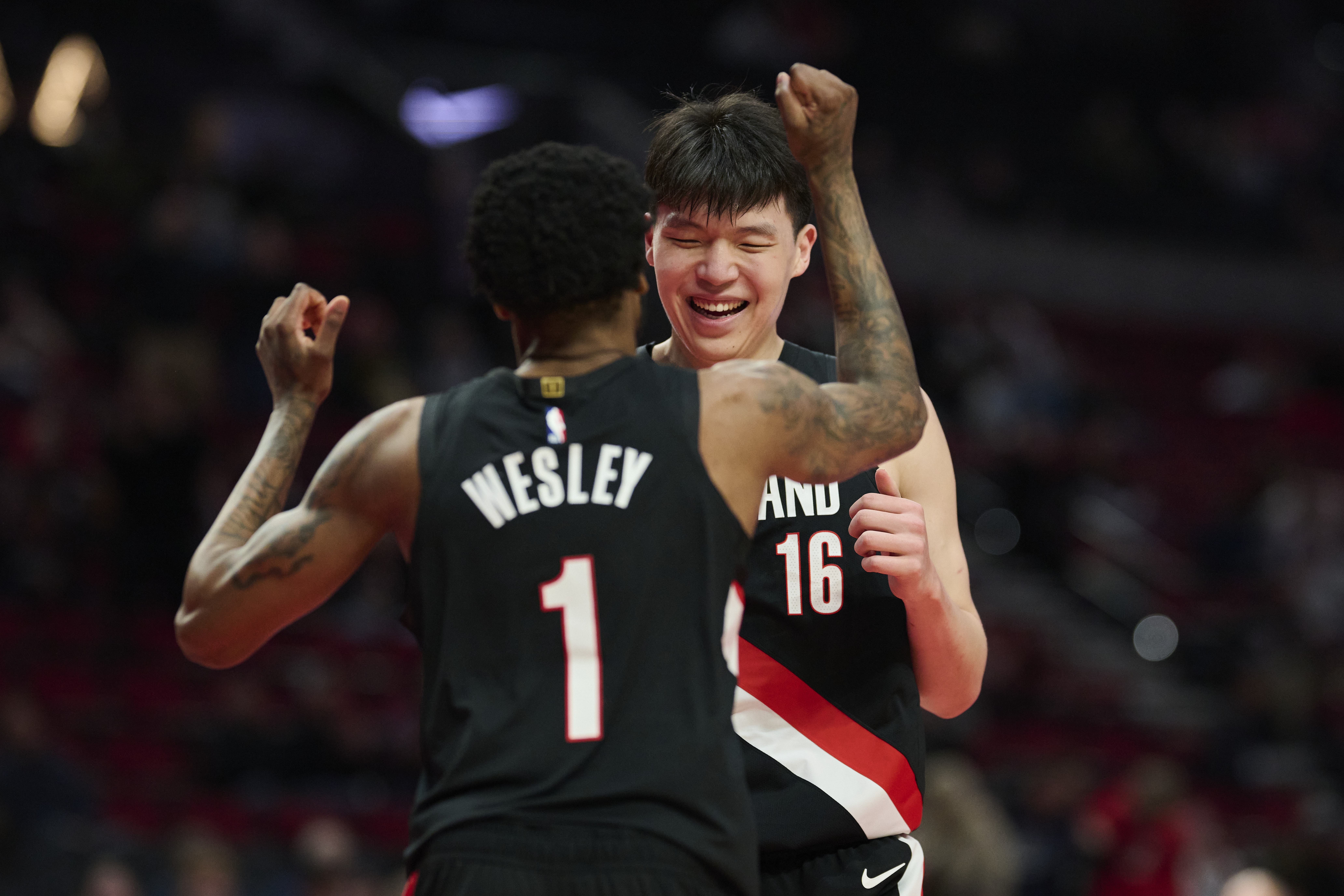 韦斯利激情庆祝杨瀚森茫然 开拓者媒体人解读化学反应