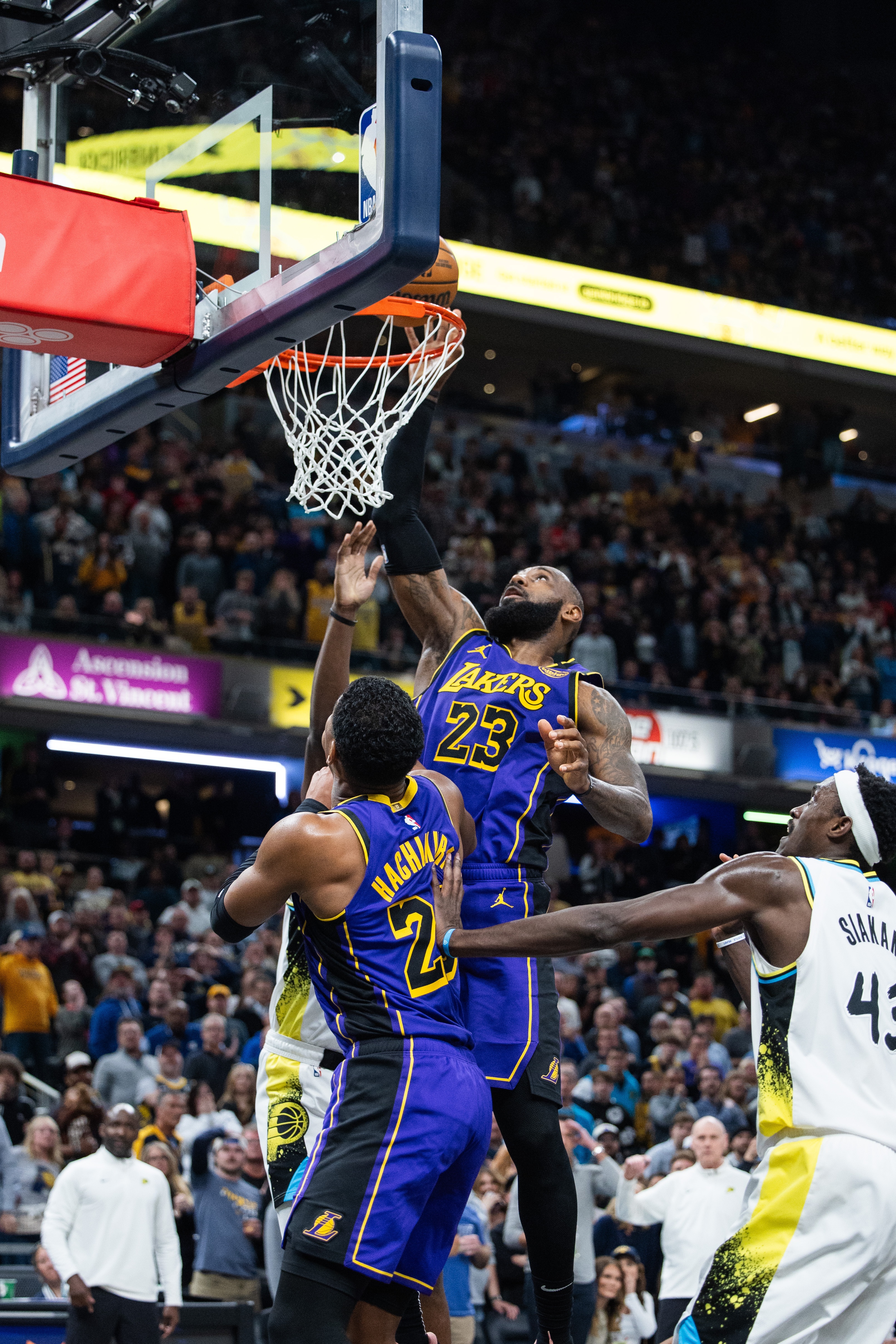 40岁詹姆斯压哨补篮绝杀 湖人1分险胜步行者