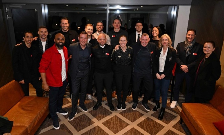 克洛普达格利什领衔安菲尔德慈善赛管理团队 杰拉德克劳奇出战 克洛普达格利什领衔安菲尔德慈善赛管理团队 杰拉德克劳奇出战