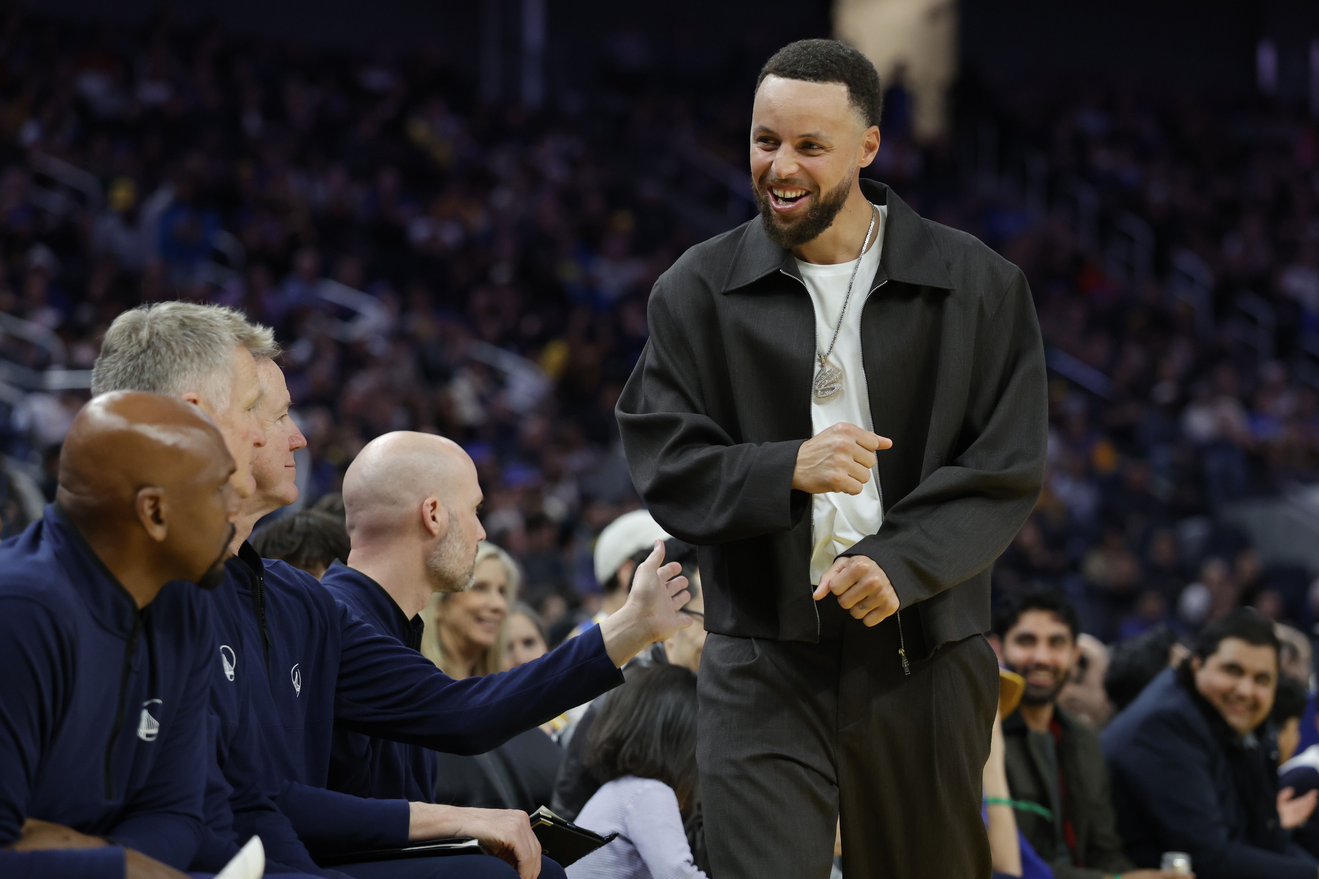 库里下周复查膝伤 仍未放弃赛季末复出可能