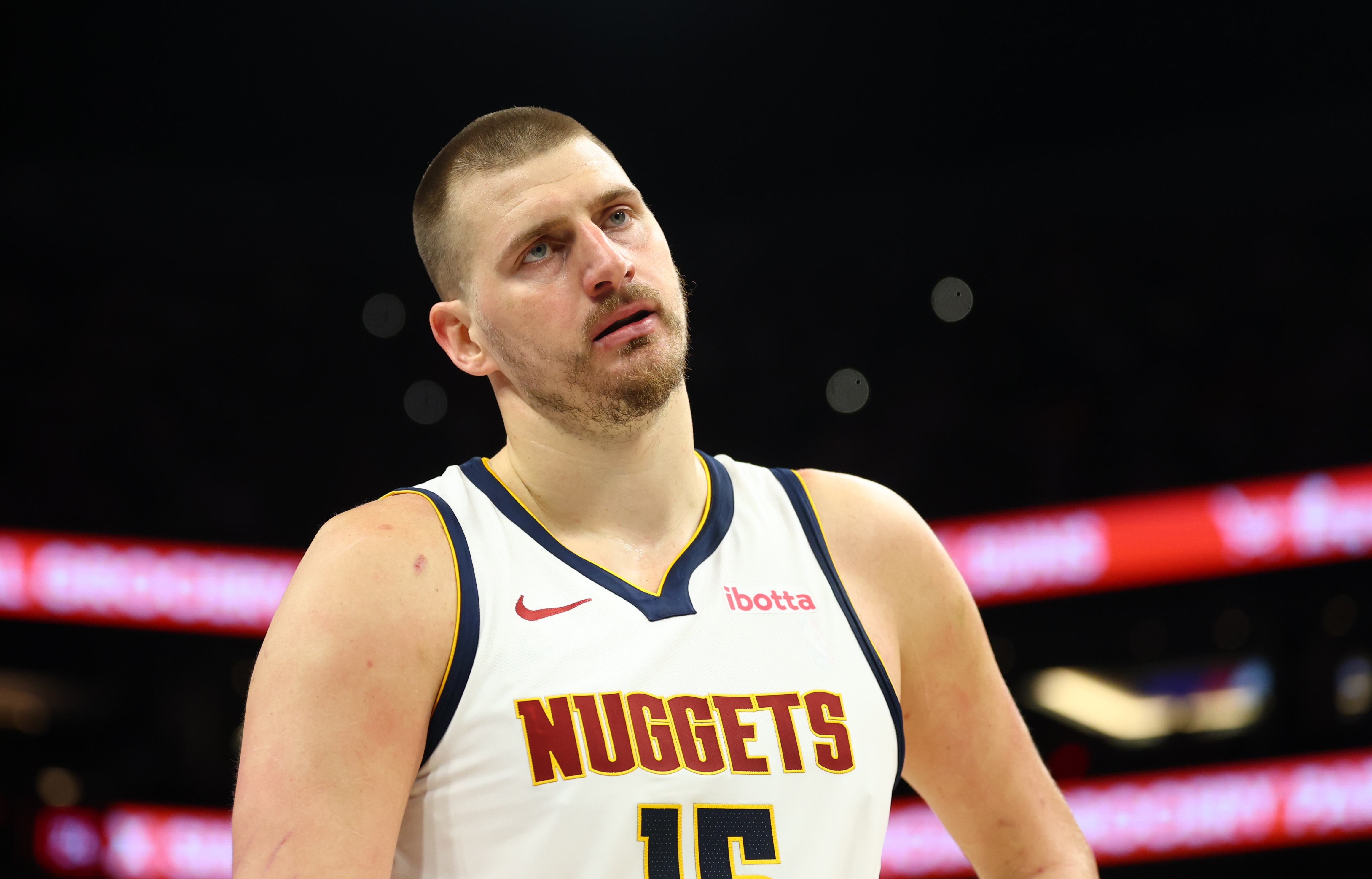 约基奇80%真实命中率30+三双达10次 历史断档领先张伯伦