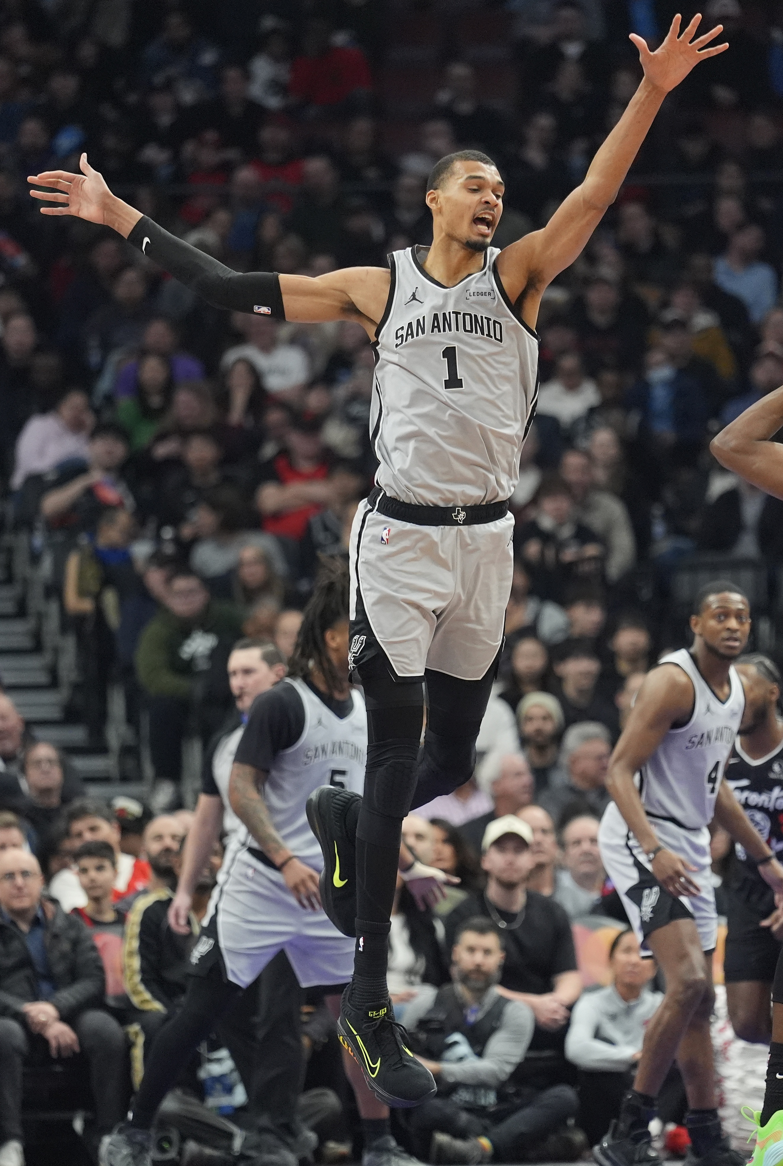 Skip Bayless质疑文班亚马防守统治力未转化胜场 称其态度转变将成雷霆麻烦