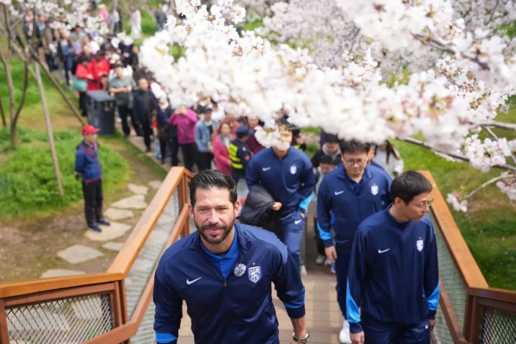 莫拉东湖行感受武汉底蕴 与邓卓翔交流省联赛