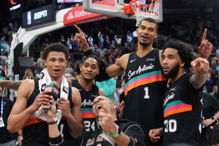 瓦塞尔放话联盟将头疼 马刺青春风暴席卷雄鹿取八连胜