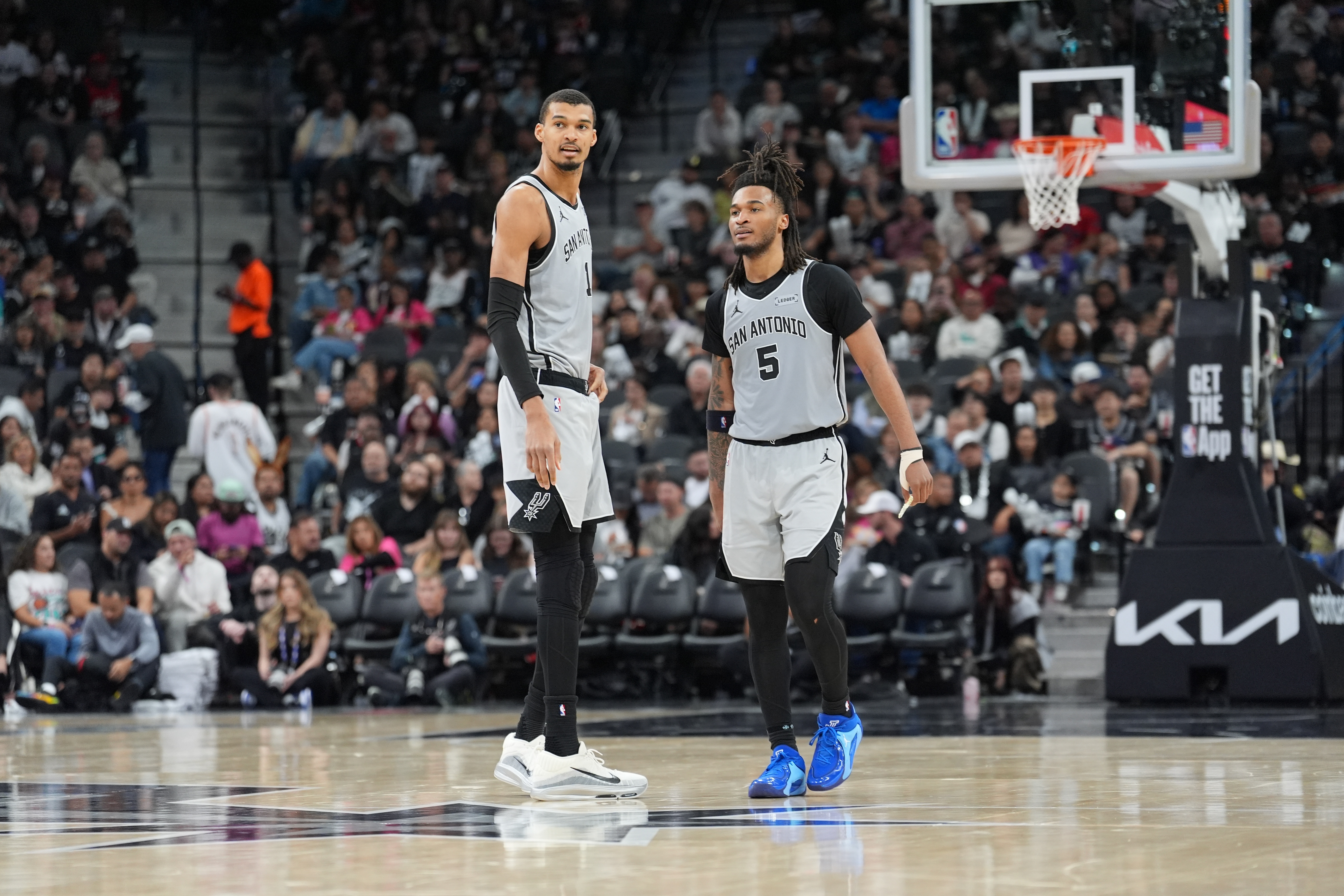 文班亚马谈卡斯尔防守：核心力量与速度结合 被过还有我补防