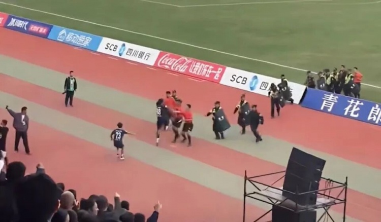 暴力飞踹裁判 球员日火瓦体禁赛范围扩至全国 暴力飞踹裁判 球员日火瓦体禁赛范围扩至全国