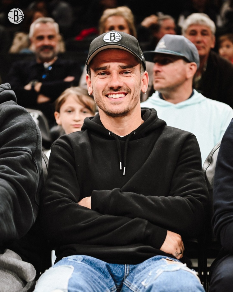 格列兹曼现身巴克莱中心观战 法国双星篮网主场聚首