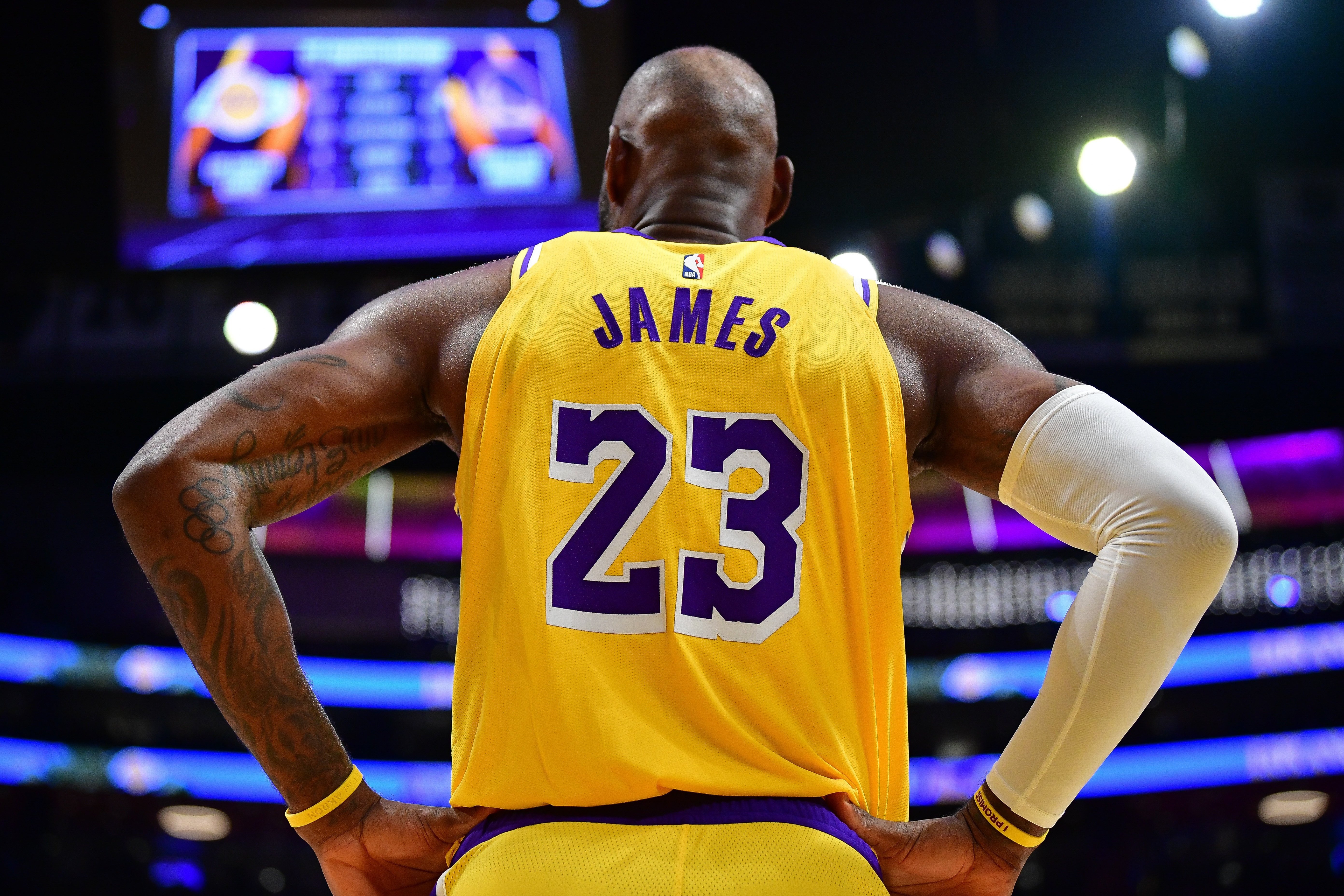 湖人休赛期唯一补强窗口 里夫斯合同成关键杠杆 詹姆斯940万或离队 湖人休赛期唯一补强窗口 里夫斯合同成关键杠杆 詹姆斯940万或离队