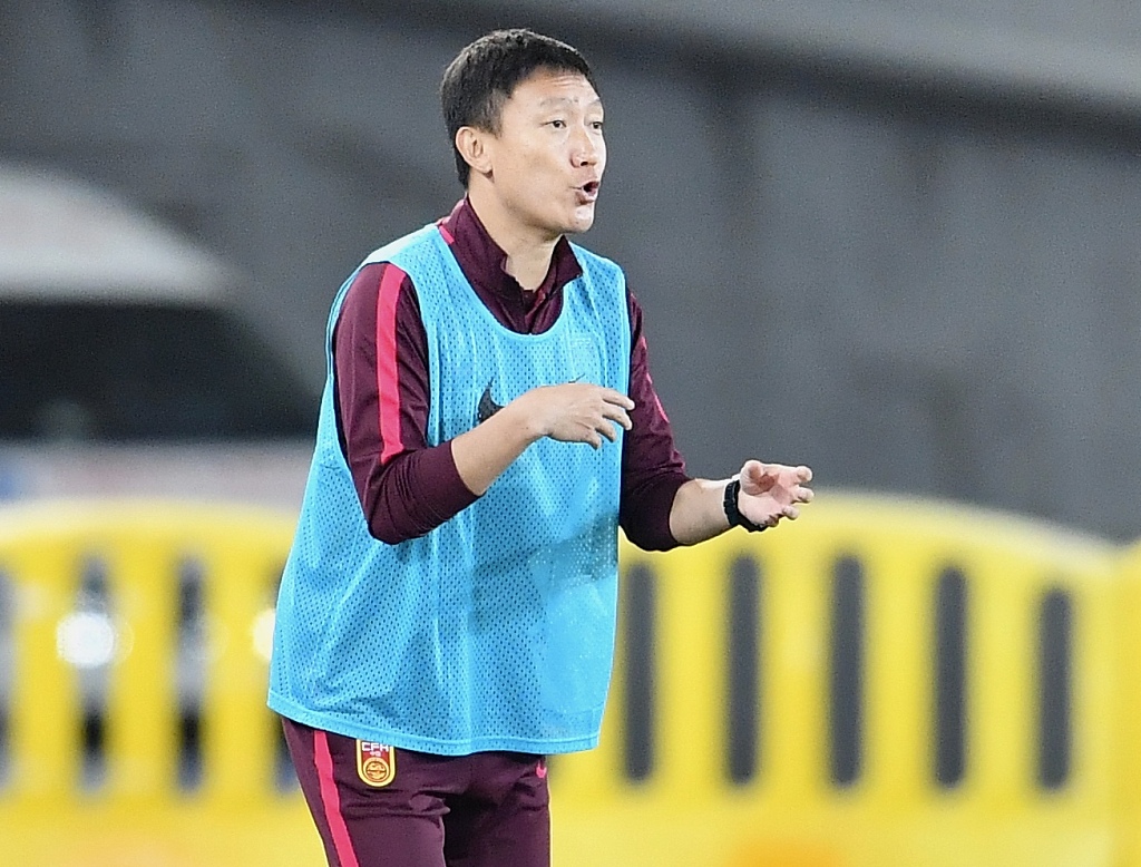 曲波之子改踢后卫 前国脚青训执教铁面无私