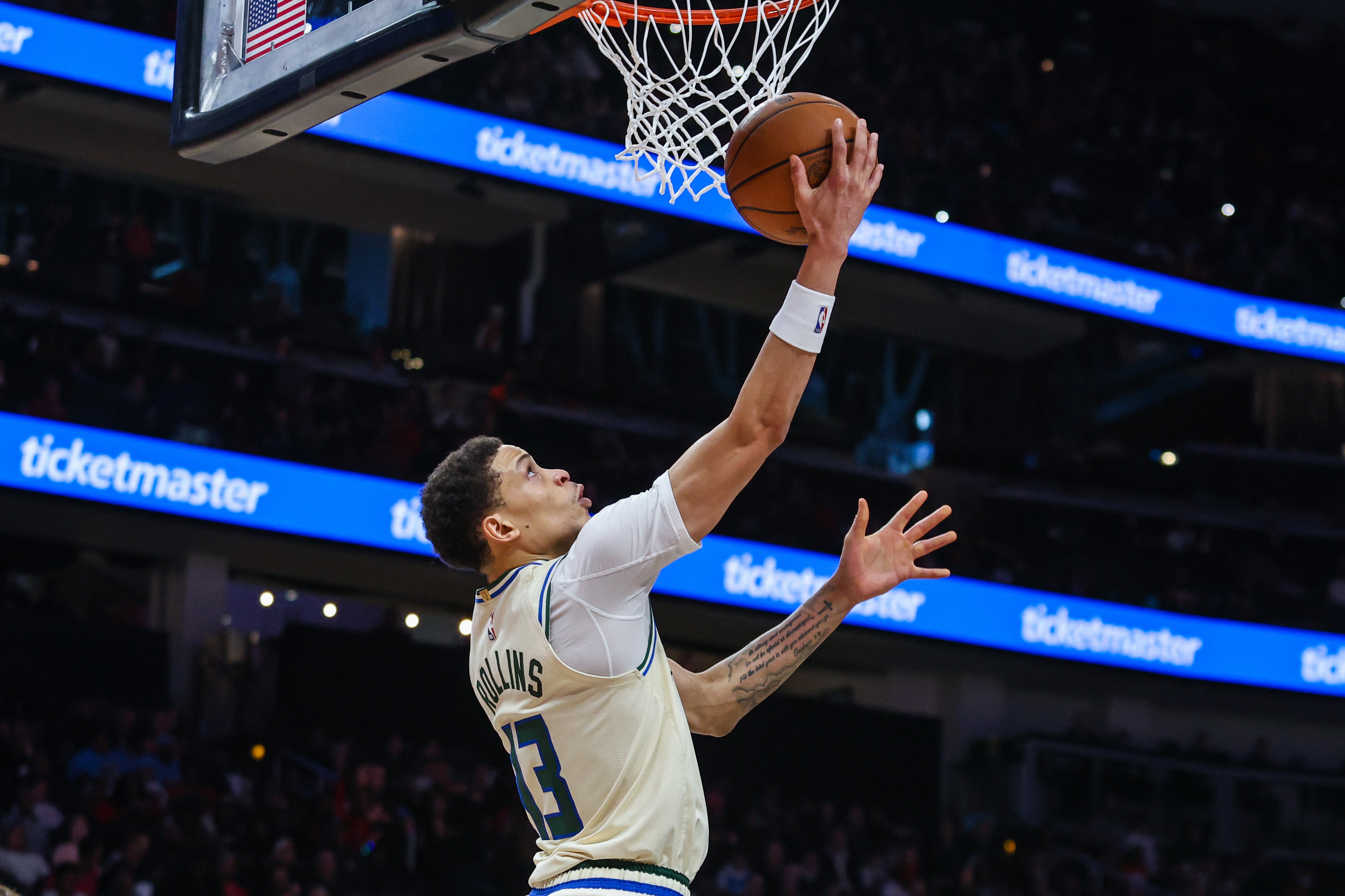 罗林斯+33正负值冠绝全场 雄鹿24分优势击溃独行侠 罗林斯+33正负值冠绝全场 雄鹿24分优势击溃独行侠