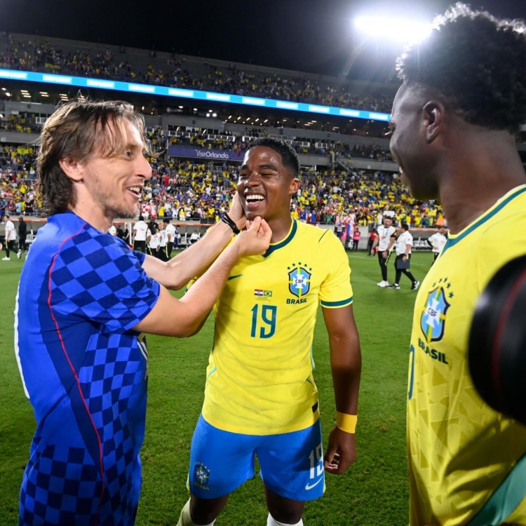 莫德里奇赛后晒与安帅及前皇马队友合影