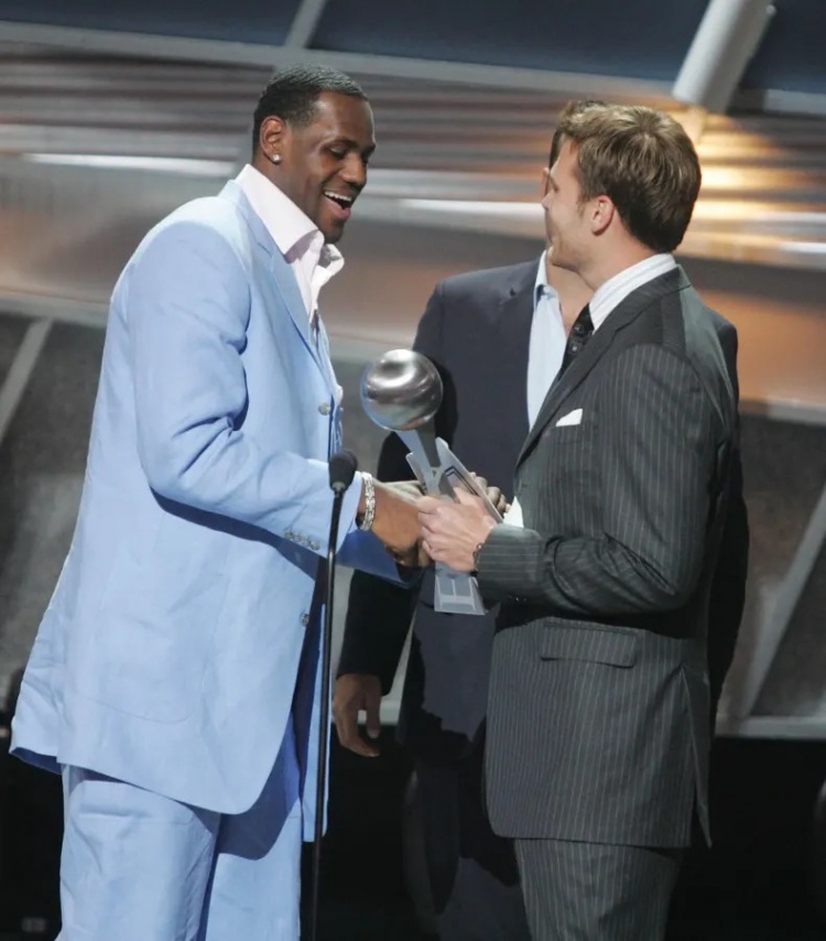 布雷迪称詹姆斯打NFL也能打23年 赞其场内场外为人