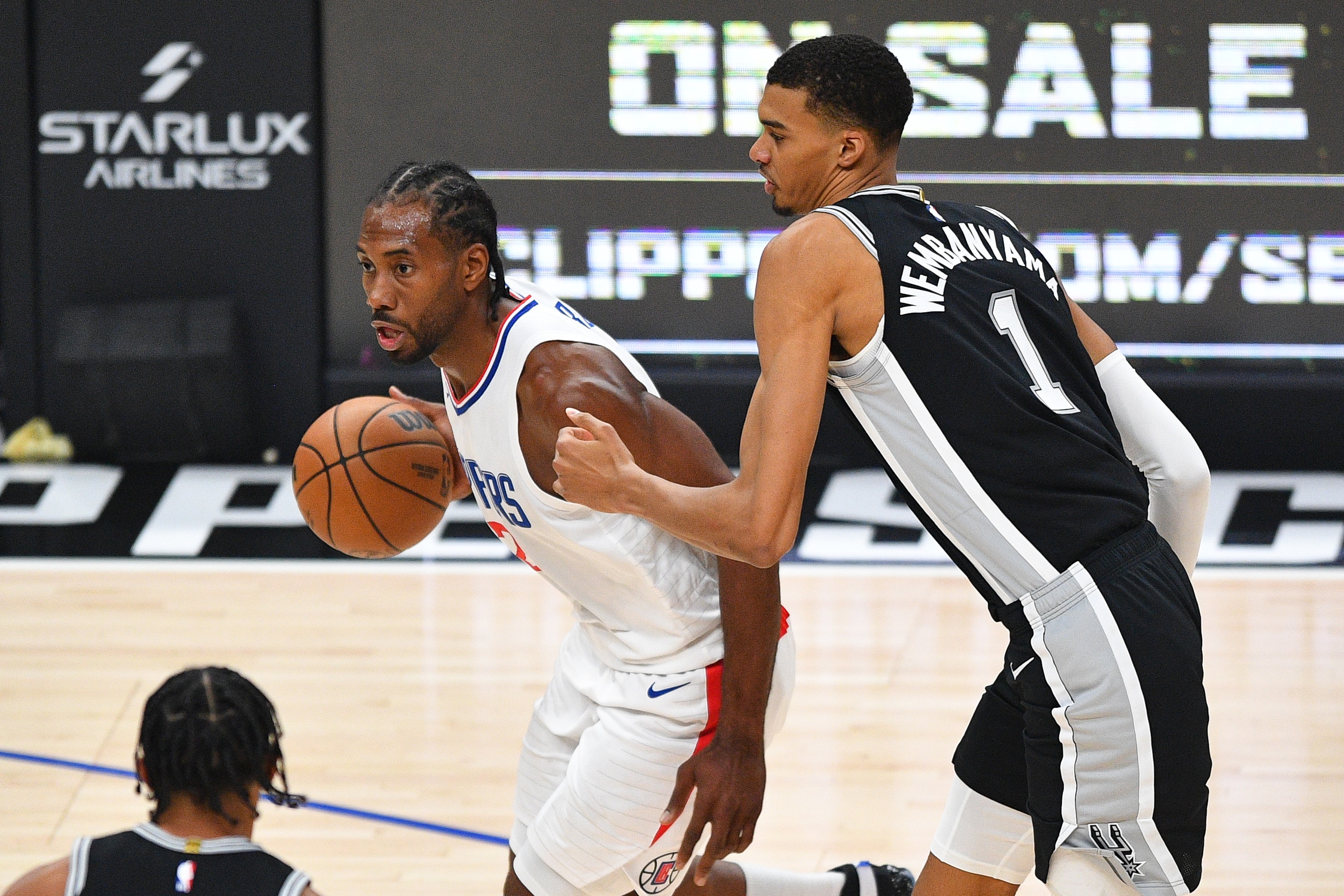 两代马刺核心五度交锋 伦纳德数据战绩全面占优