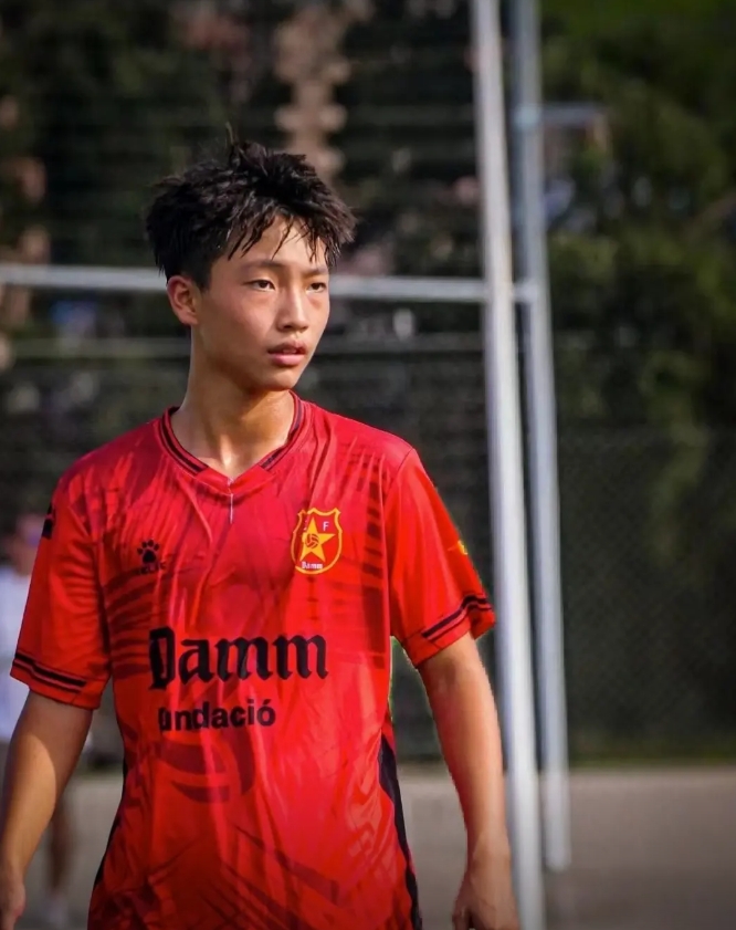 中国12岁边锋李昊炎确认加盟拉玛西亚 将进入巴萨U15梯队