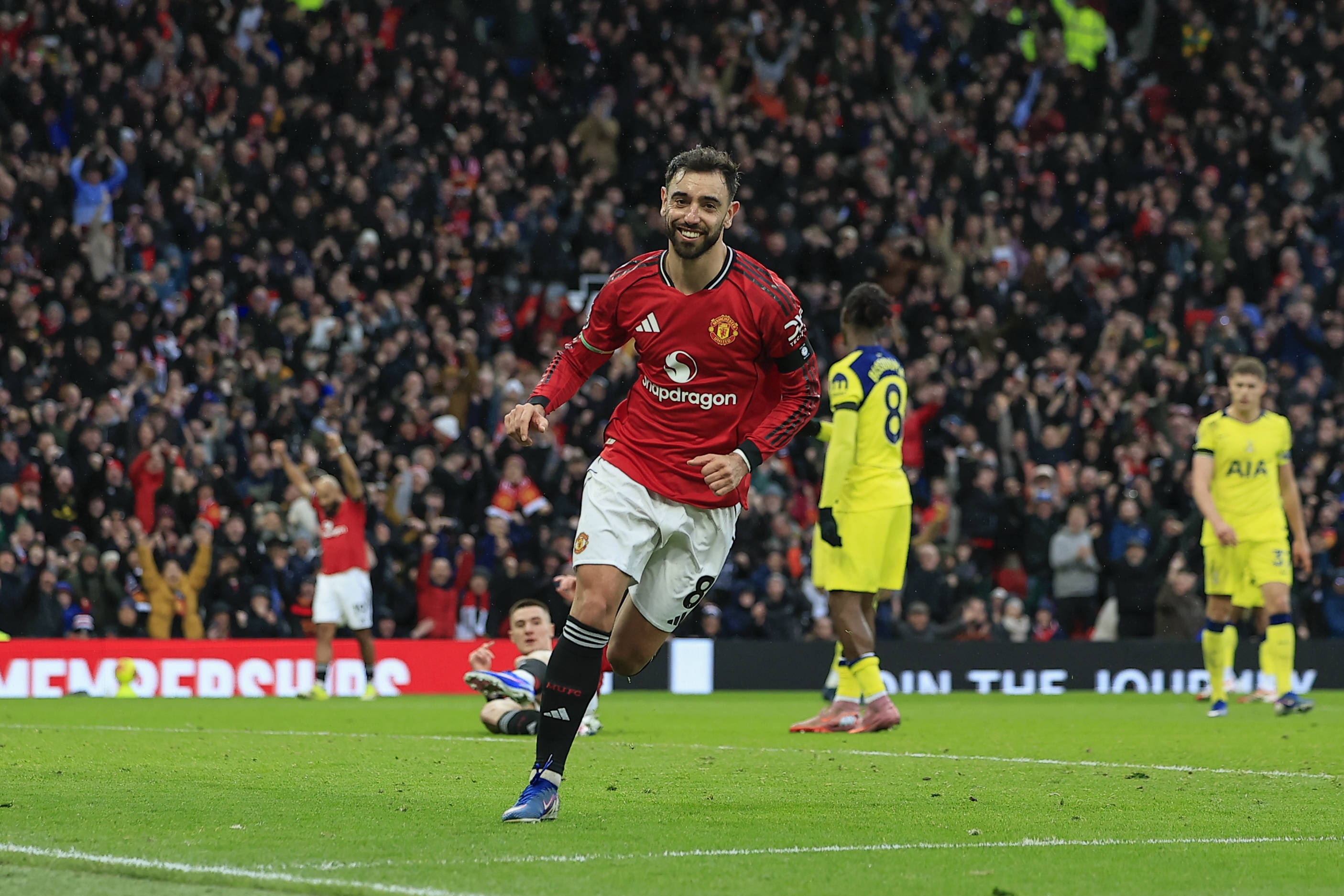 B费六夺英超月最佳追平C罗 距历史纪录仅一步之遥