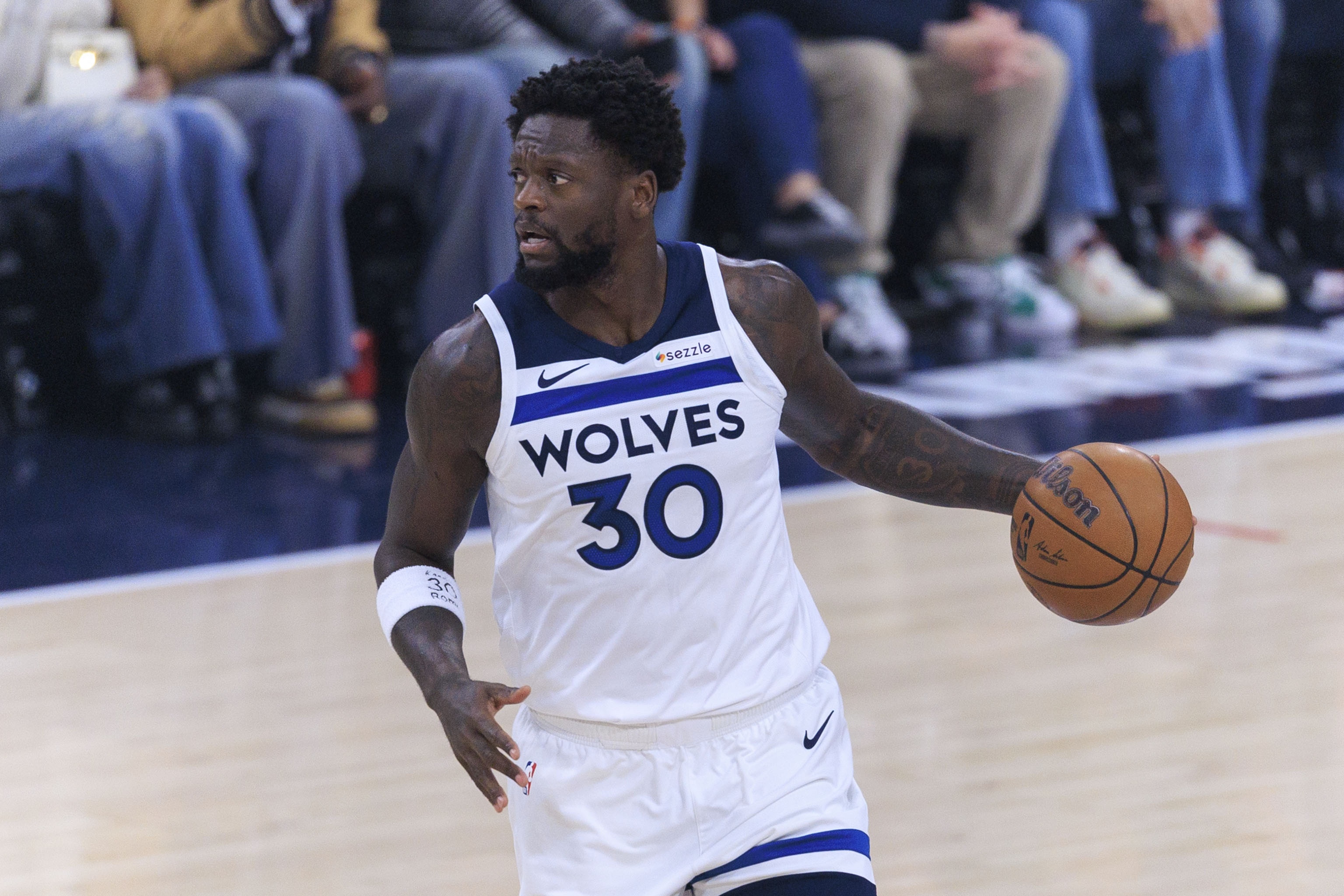 兰德尔27+6+6难救主 森林狼末节失守负活塞