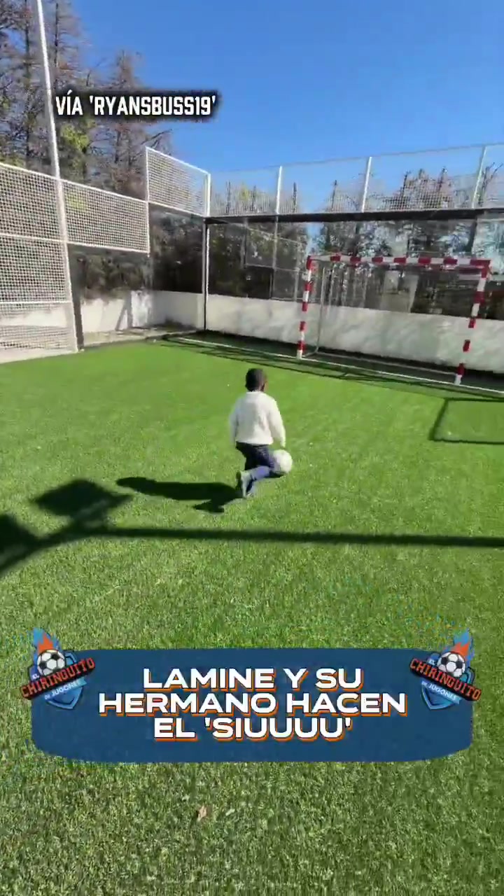 亚马尔场下教学 指导幼弟模仿C罗标志性庆祝动作