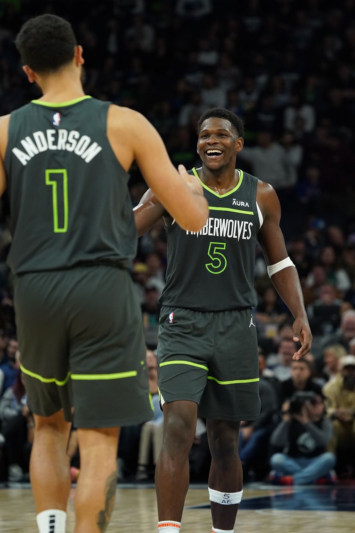 爱德华兹复出15中3仅8分 李凯尔称其能自我调整