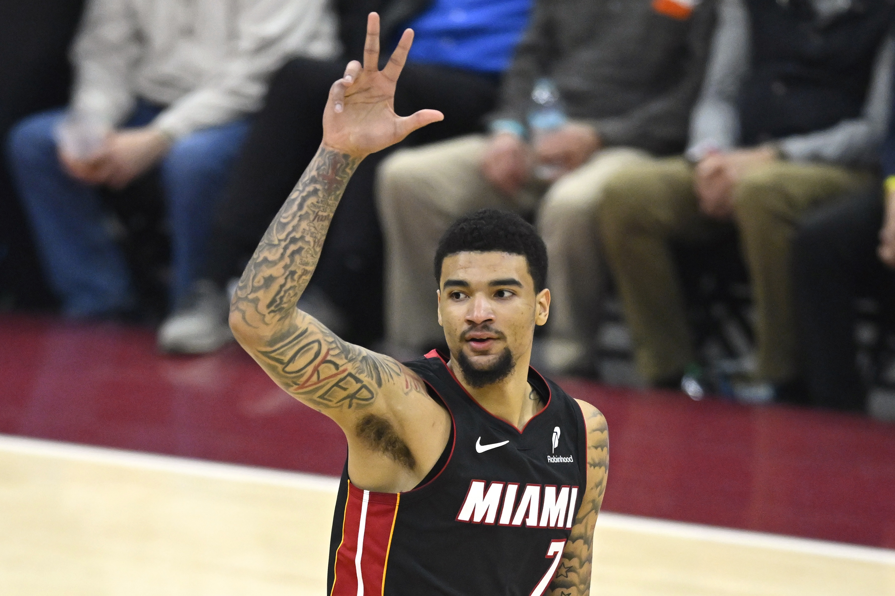 韦尔首节替补高效输出 单节10分3帽定基调