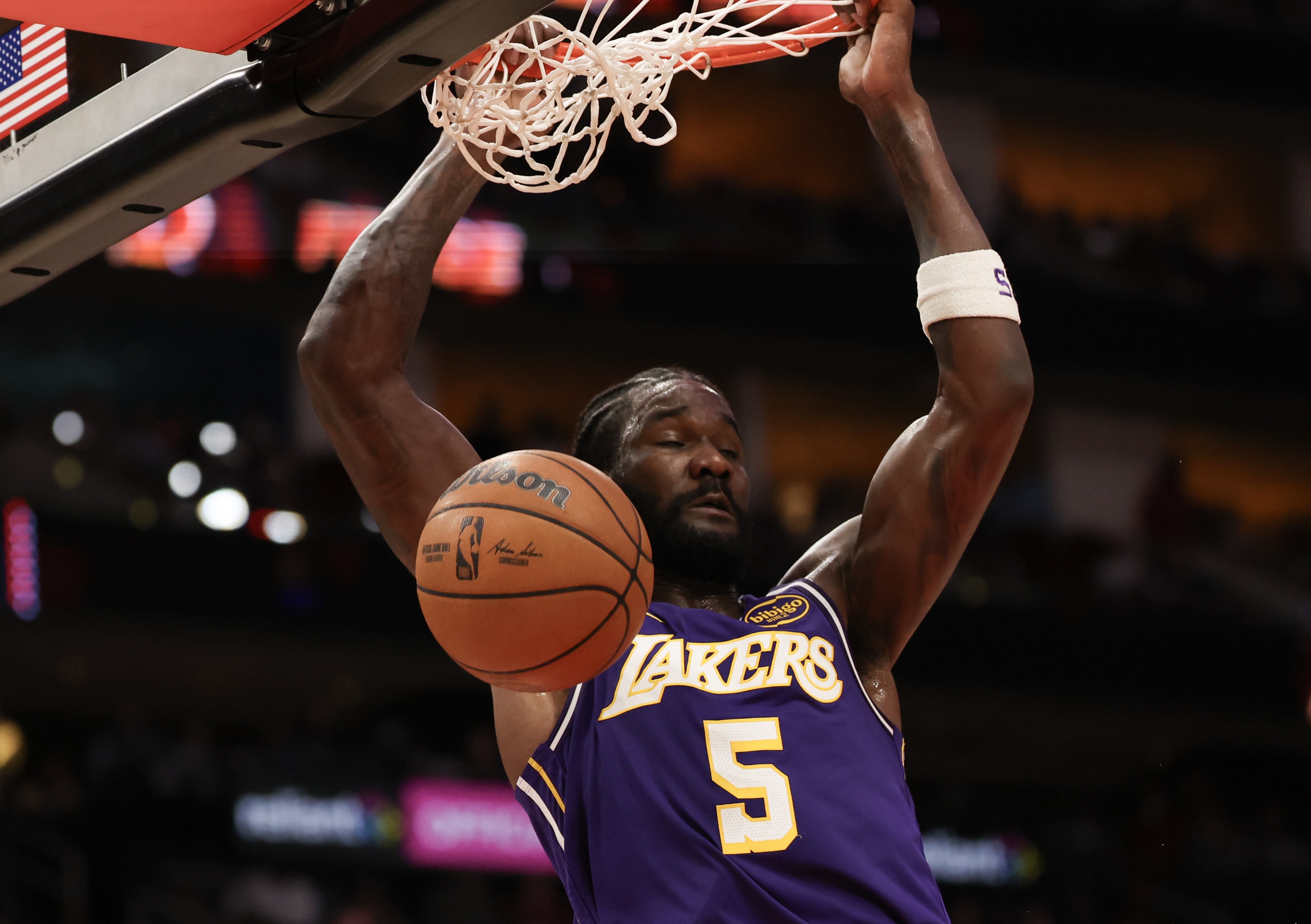 艾顿半场进攻端完全失准 4投0中仅靠罚球取分