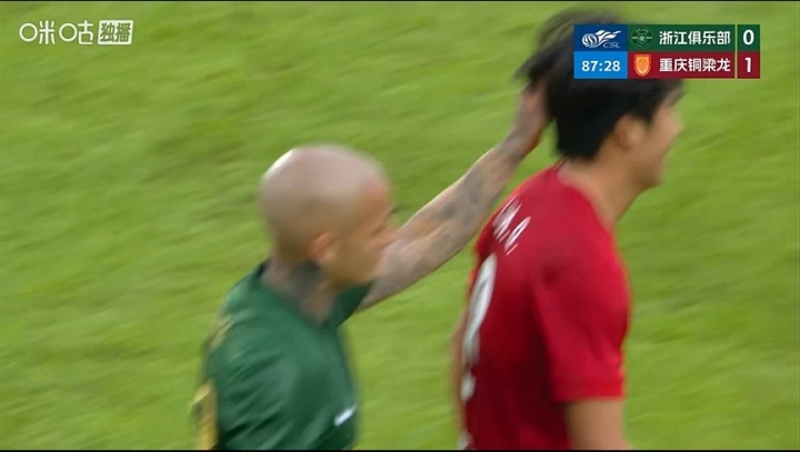 米特里策染红真相 苗原还原场上冲突细节