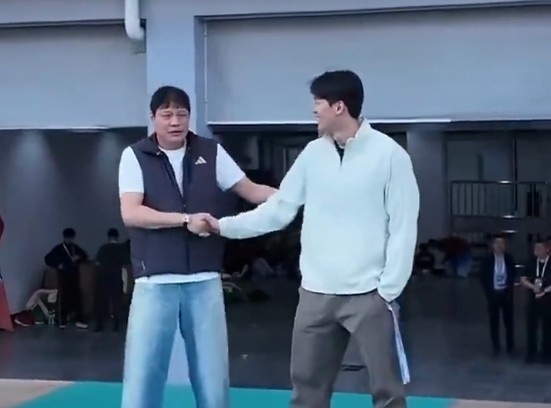 吴越杯揭幕战嘉兴主场迎战衢州 范志毅汪顺场边同框