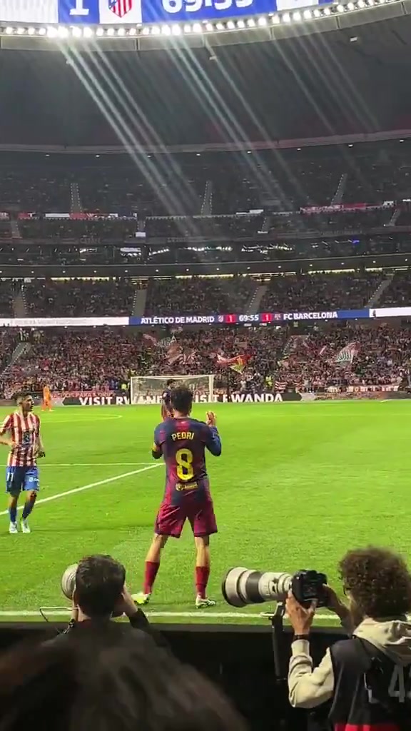 佩德里赛场误认光头为足球 紧急寻球闹出插曲