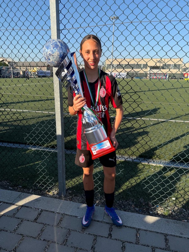 莫德里奇之女艾玛随米兰U13女足夺冠 捧杯瞬间神似其父