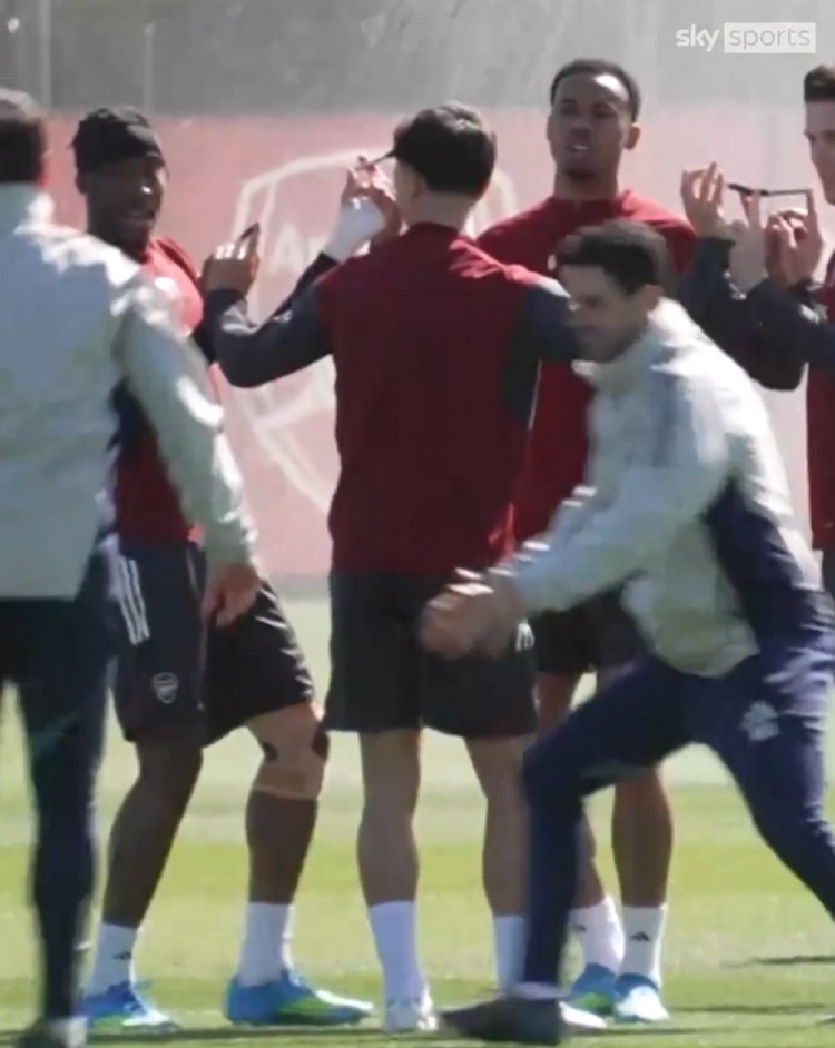 阿森纳训练惊现钢笔道具 阿尔特塔称传递内部信息 阿森纳训练惊现钢笔道具 阿尔特塔称传递内部信息