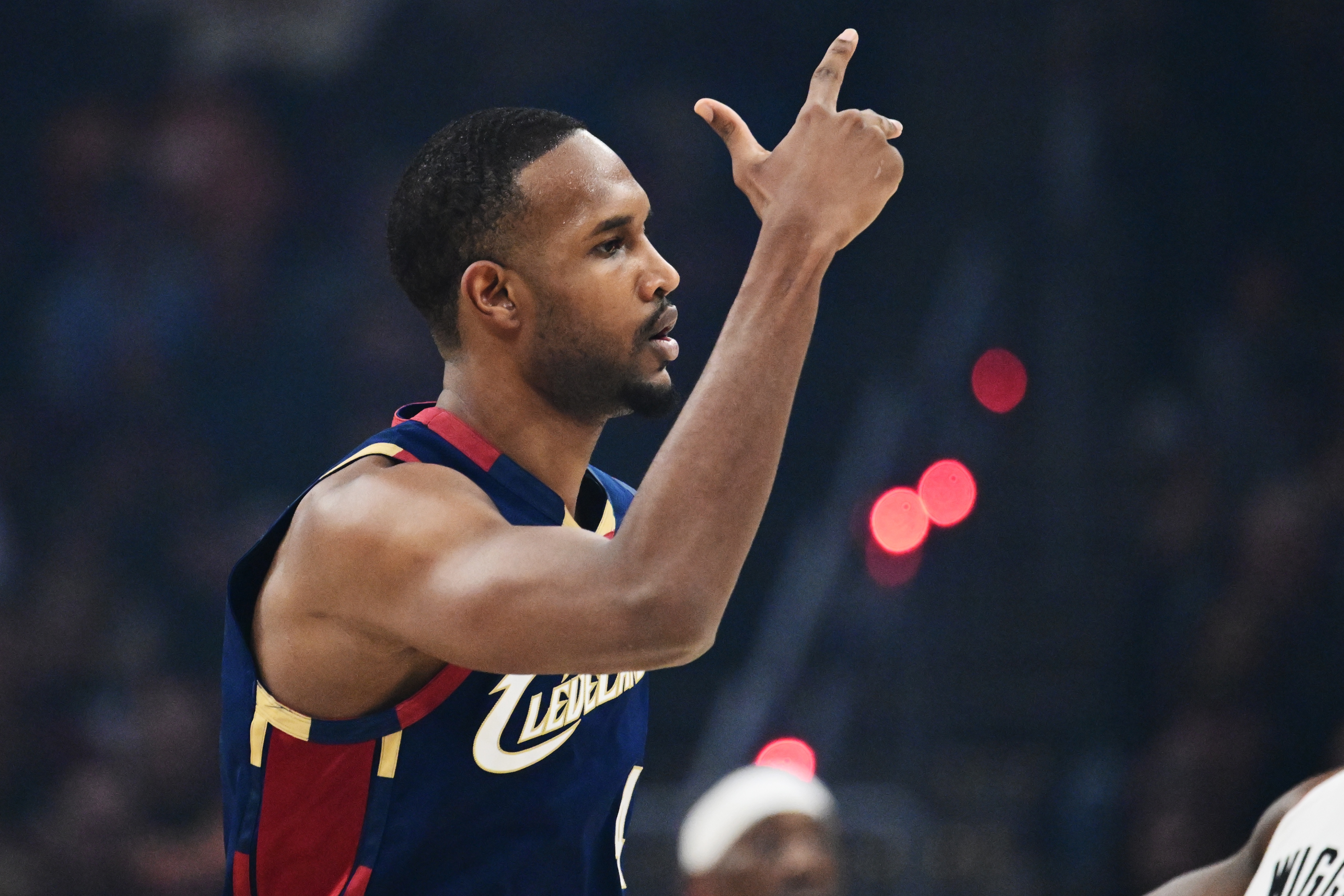 莫布里半场高效12分 骑士微弱领先灰熊