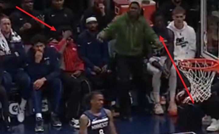 戈贝尔篮下空位放篮失手 爱德华兹场边摊手麦丹捂脸