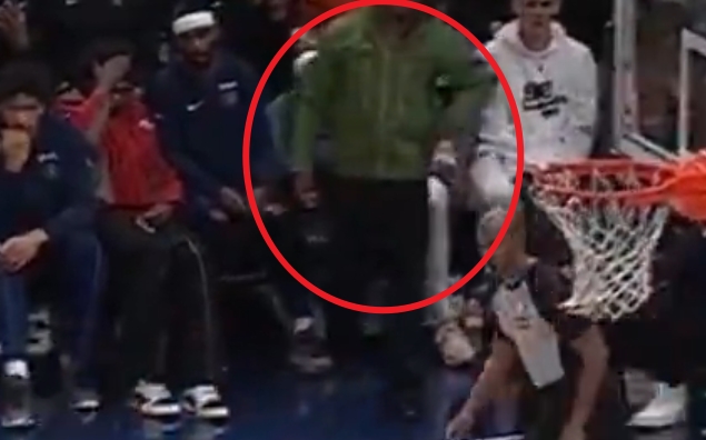 戈贝尔篮下空位放篮失手 爱德华兹场边摊手麦丹捂脸