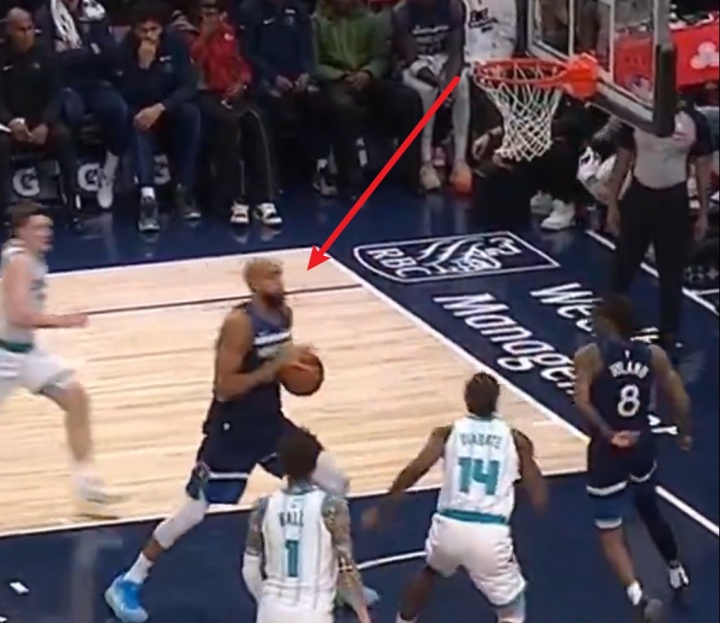 戈贝尔篮下空位放篮失手 爱德华兹场边摊手麦丹捂脸