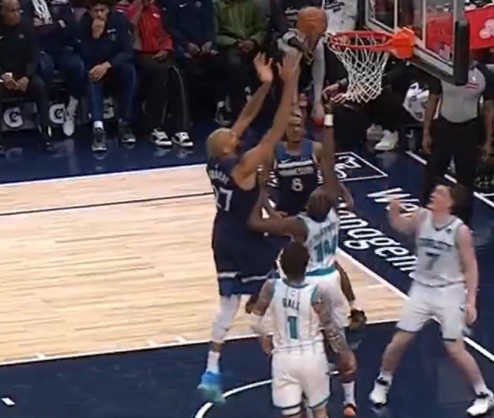 戈贝尔篮下空位放篮失手 爱德华兹场边摊手麦丹捂脸