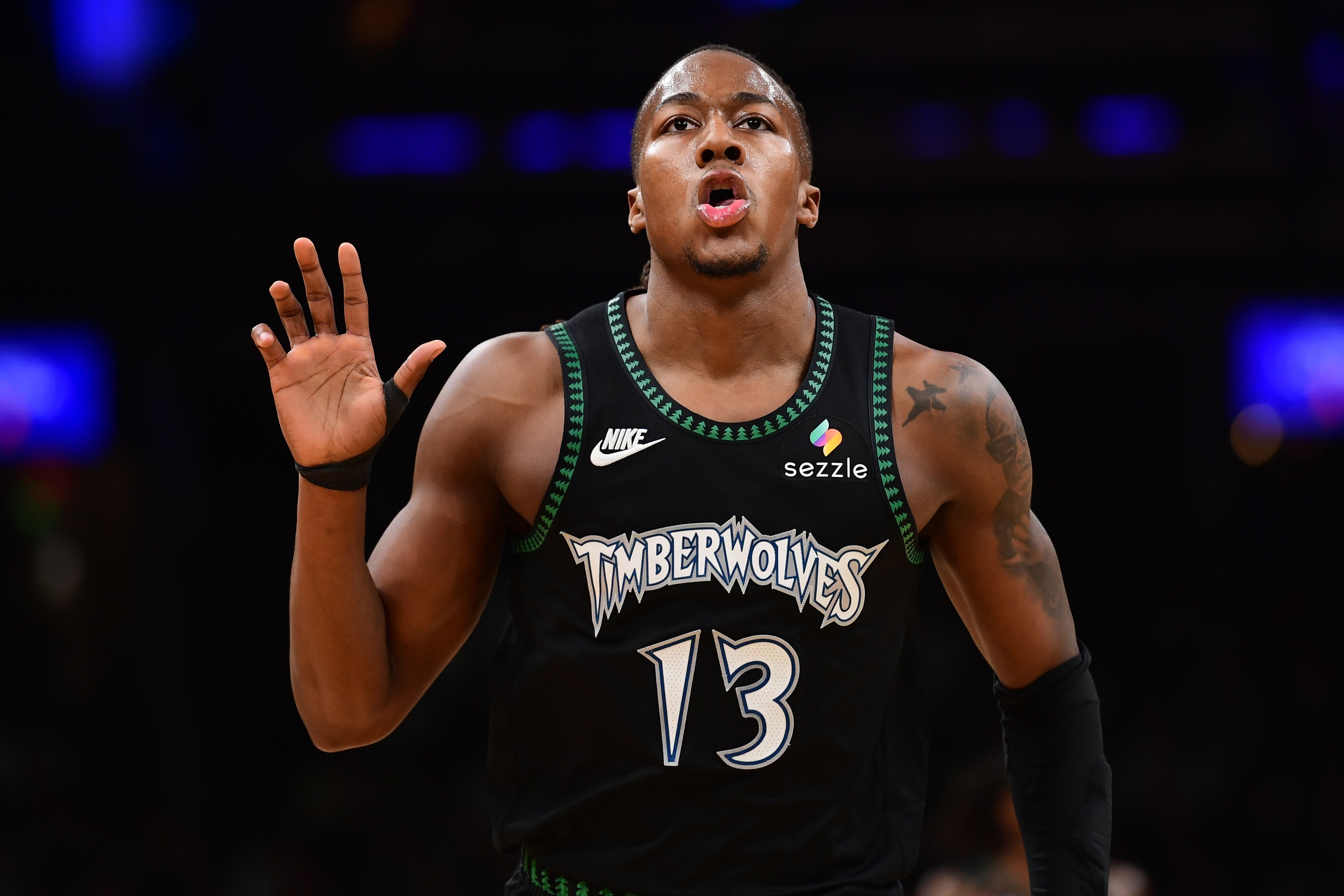 费尔斯40分率鹈鹕狂胜 阿门准三双伦纳德高效34分