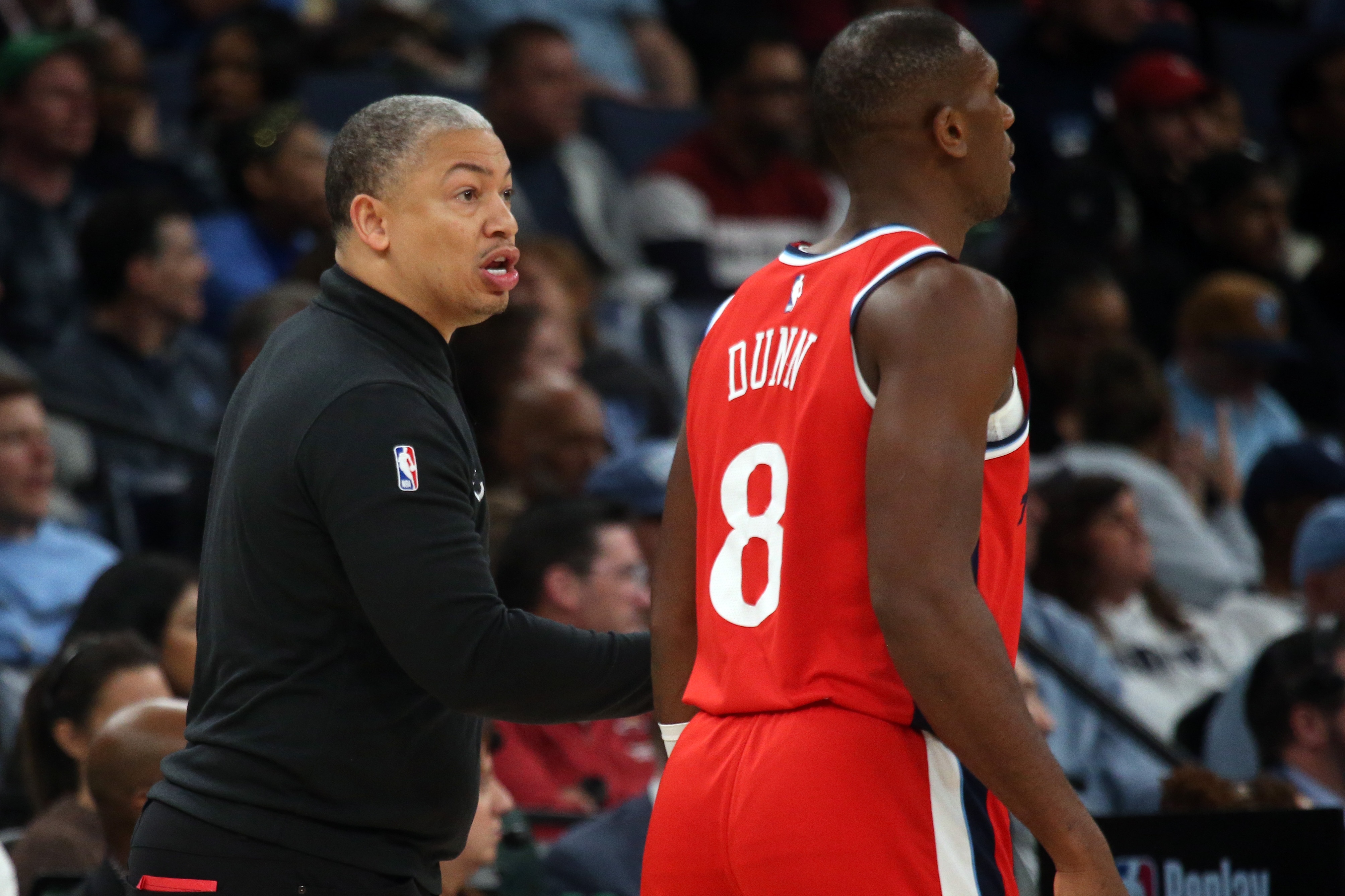 卢指导赛后点将 桑德斯关键球获赞 邓恩锁定收官阶段首发