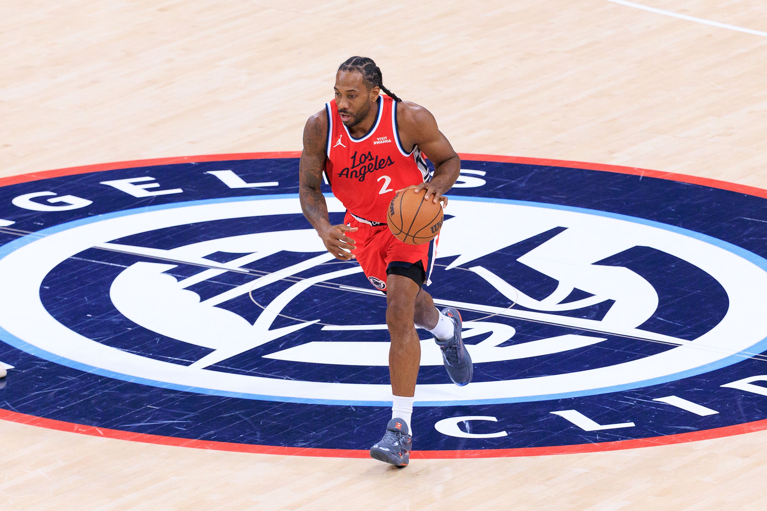 伦纳德半场19分高效输出 快船领先独行侠10分