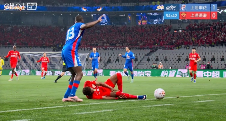 加布里埃尔无对抗滑倒捂膝 海港锋线突发伤情