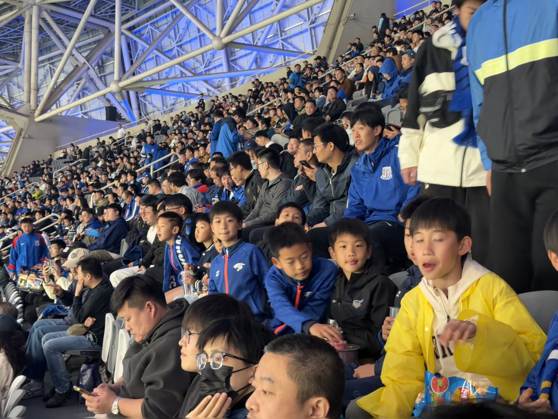 申城德比赛前申花邀青训梯队入场观赛