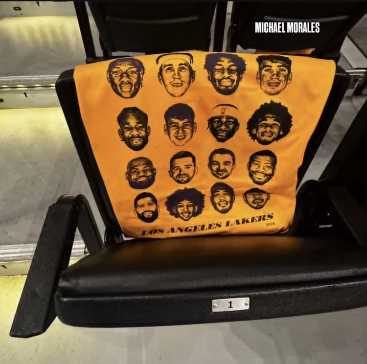 湖人主场布置球员头像T恤 季后赛氛围拉满 湖人主场布置球员头像T恤 季后赛氛围拉满