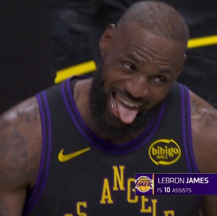 湖人首战压制火箭 肯纳德三分雨创生涯新高 詹姆斯13助盘活全局