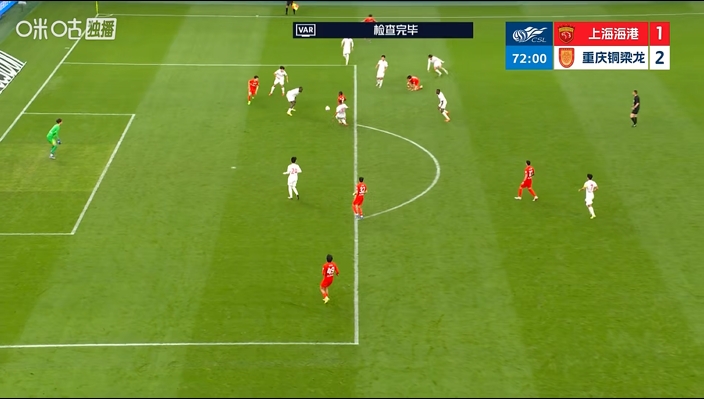 VAR复核安佩姆禁区内倒地 主裁维持比赛原判