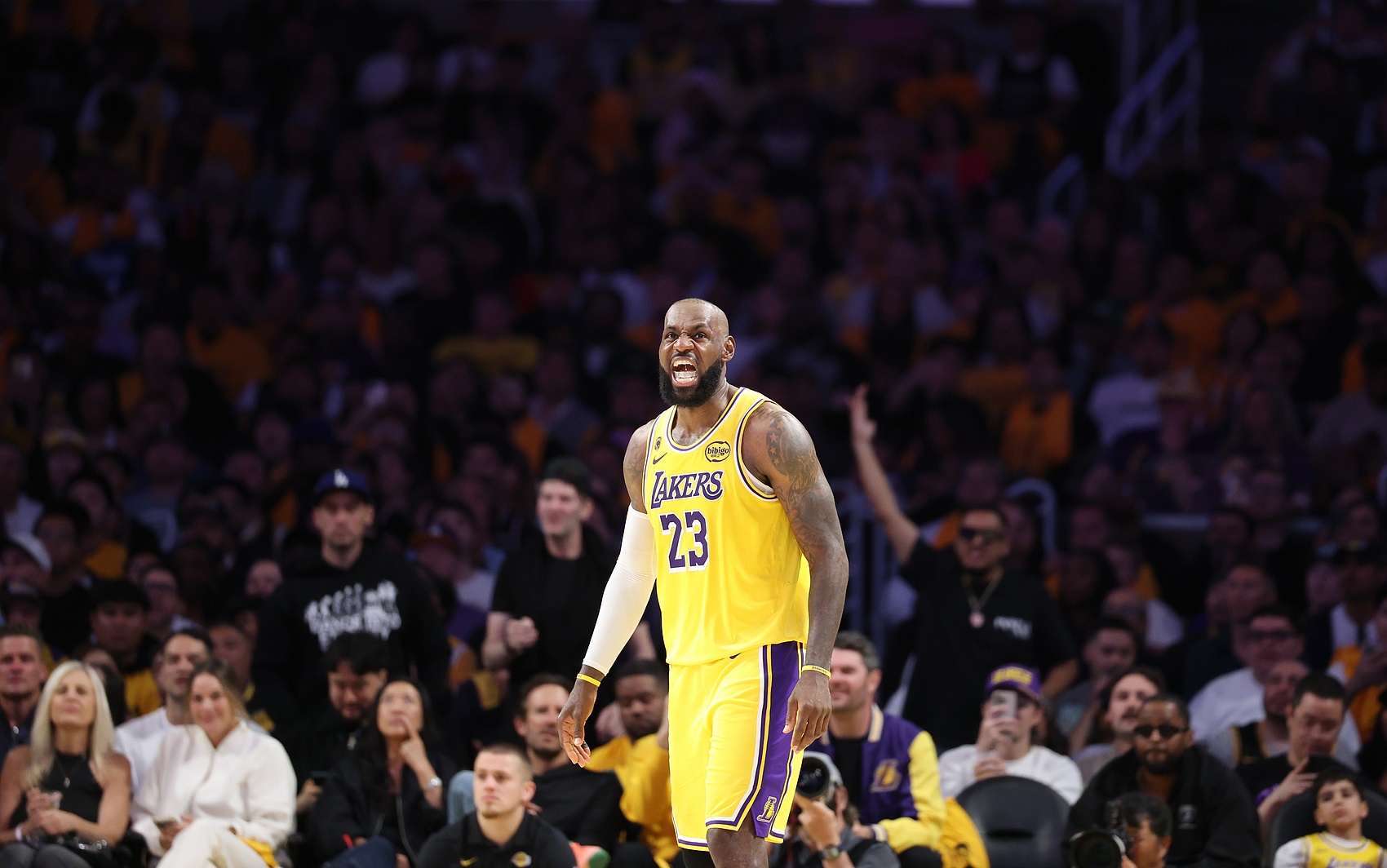 41岁詹姆斯复刻06年打法：20投28分扛湖人2-0领先火箭