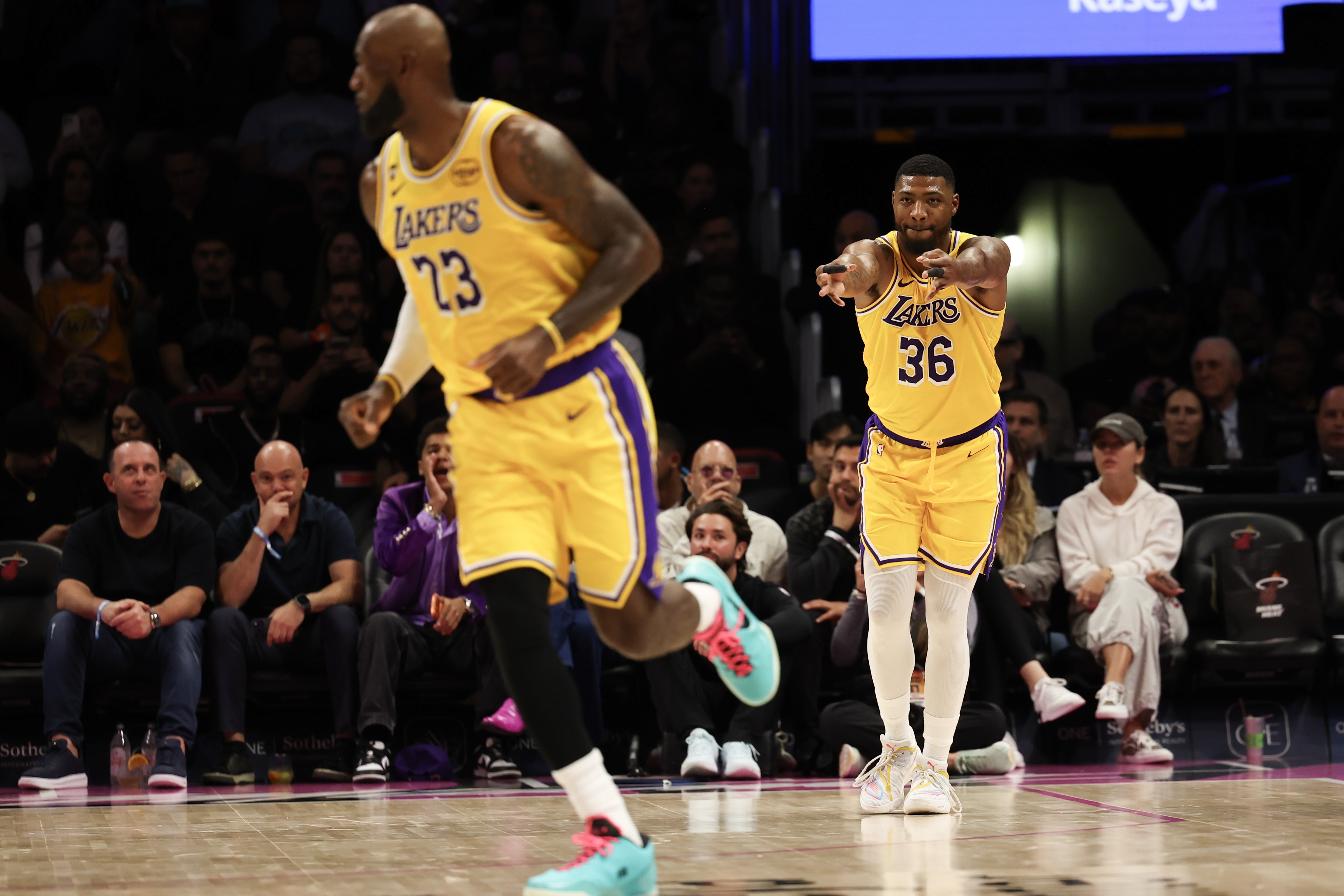 詹皇39分钟28+8+7扛旗：东契奇里夫斯缺阵，斯玛特镇定剂意义重大