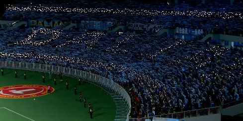 铁人主场战英博 客队看台闪光灯拼出大连字样