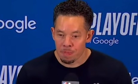 福克斯33分10助攻主宰第三节，马刺下半场逆转开拓者夺赛点