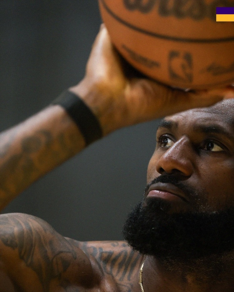 詹姆斯、里夫斯领衔湖人赛前合练 紫金军团3-1手握赛点