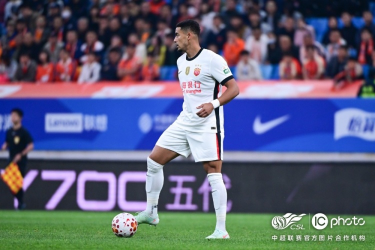 青岛海牛3-1上海海港：吾米提江染红致十人作战，刘祝润中柱难挽败局