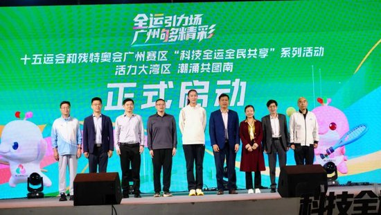 周穗安详解微型智能足球场四维科技 孩子们从下午玩到晚上9点不愿走
